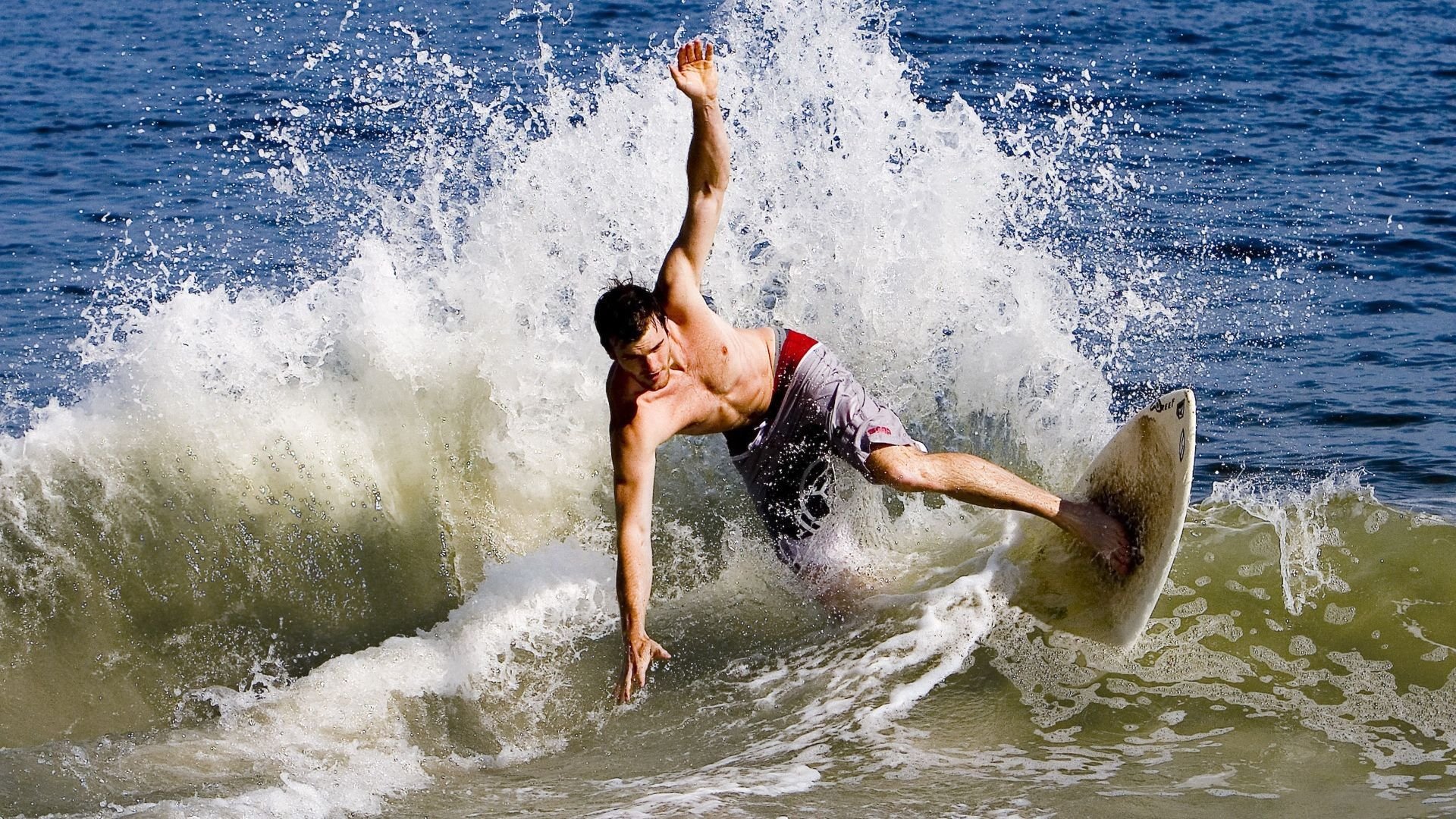 球员场上拼抢积极展现良好身体对抗能力与防守覆盖范围，积极拼抢前场篮板球是防守快攻的方法之一